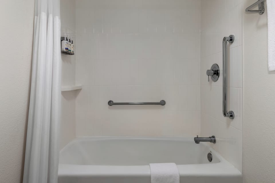 Combined shower/tub, hydromassage showerhead, free toiletries