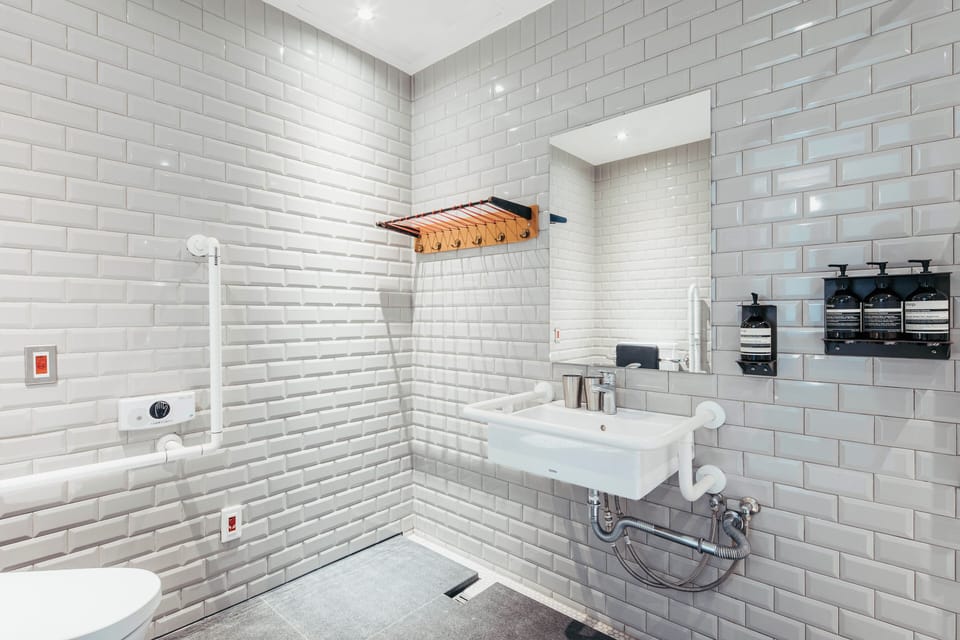 Superior Accessible Room | Bathroom | Hair dryer, slippers, towels