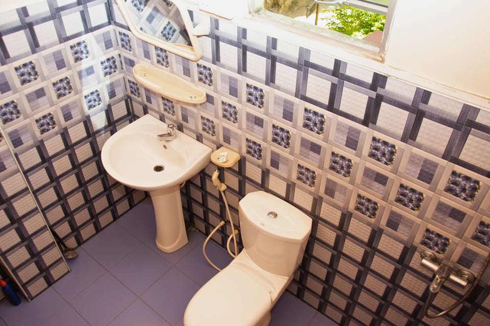 Nine Arch Bridge View | Bathroom | Shower, rainfall showerhead, free toiletries, bidet