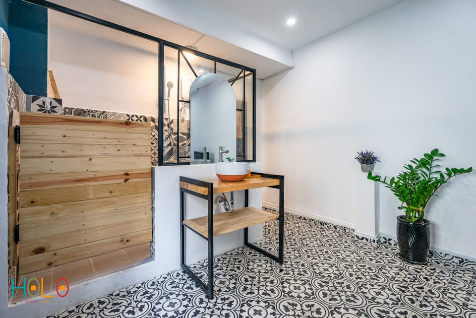 Classic Room, Non Smoking | Desk, blackout drapes, iron/ironing board, free WiFi