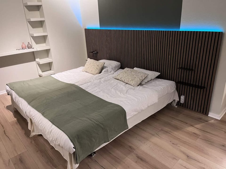 Blackout drapes, free WiFi, bed sheets