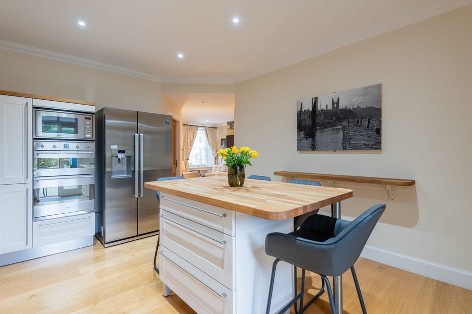 Apartment, Private Bathroom (2 Bedroom) | Shared kitchen | Kitchen island
