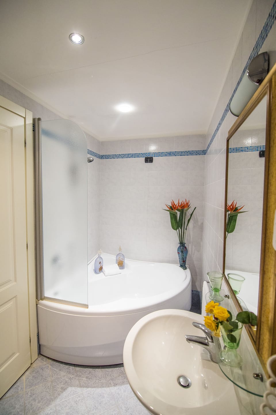 Comfort Double Room, Bathtub, Canal View | Bathroom | Free toiletries, hair dryer, bidet, towels
