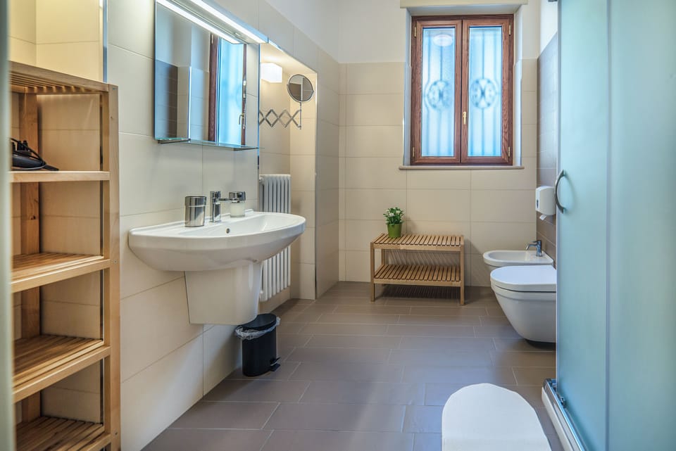 Superior Double Room | Bathroom | Shower, free toiletries, hair dryer, bidet