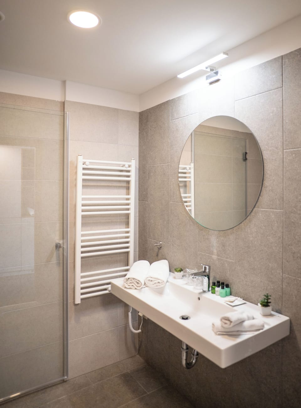 Deluxe Double or Twin Room | Bathroom | Shower, rainfall showerhead, free toiletries, hair dryer
