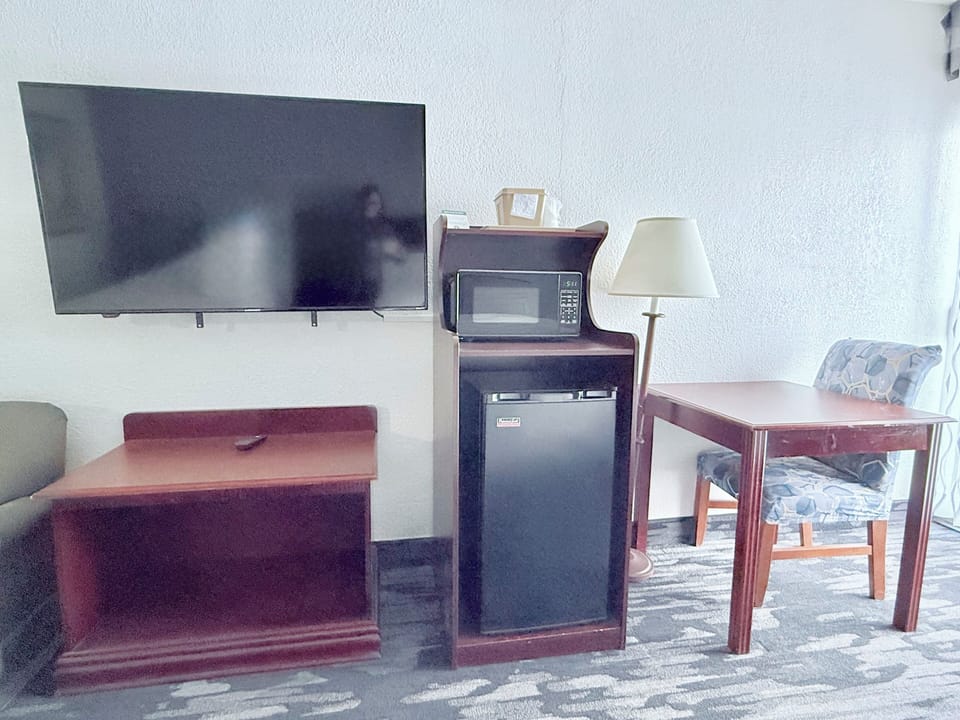 Room, Multiple Beds, Non Smoking | Desk, laptop workspace, iron/ironing board, free cribs/infant beds