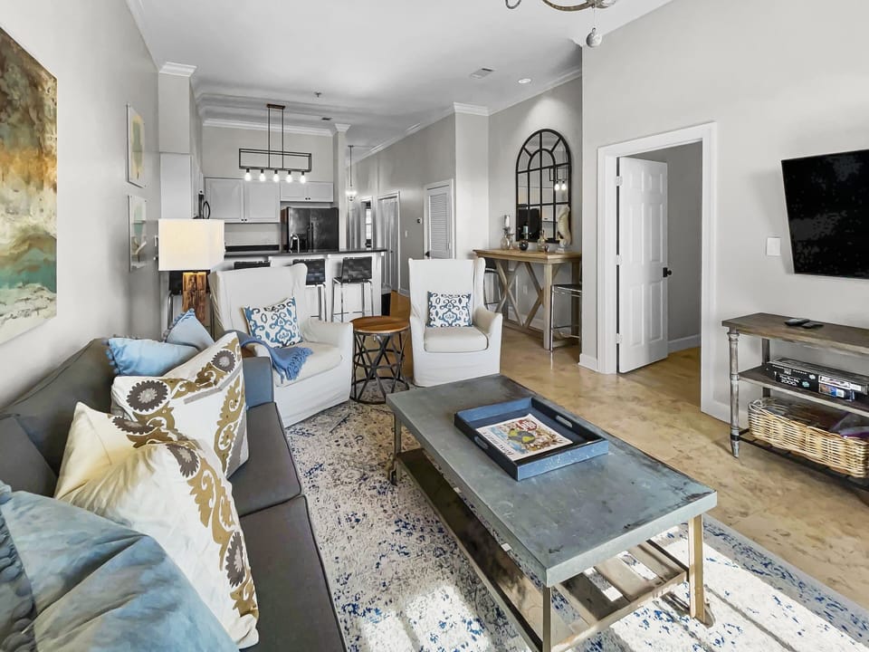Condo, 3 Bedrooms | Living room