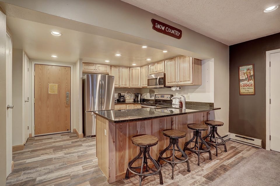 Condo, Multiple Bedrooms | Private kitchen | Fridge, microwave, oven, dishwasher
