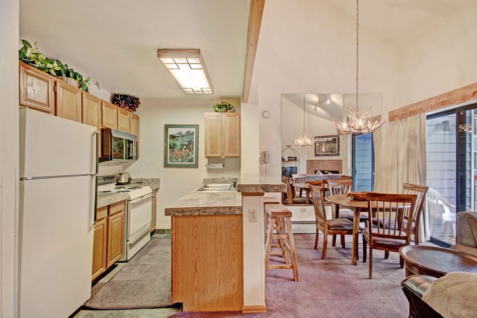 Studio | Private kitchen | Full-size fridge, microwave, oven, stovetop