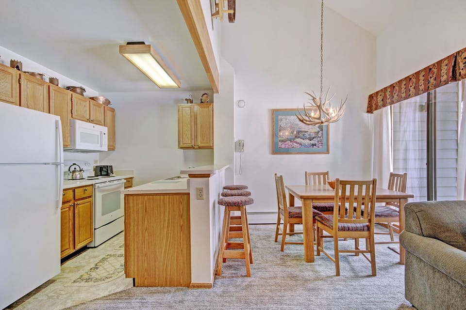 Studio | Private kitchen | Full-size fridge, microwave, oven, stovetop