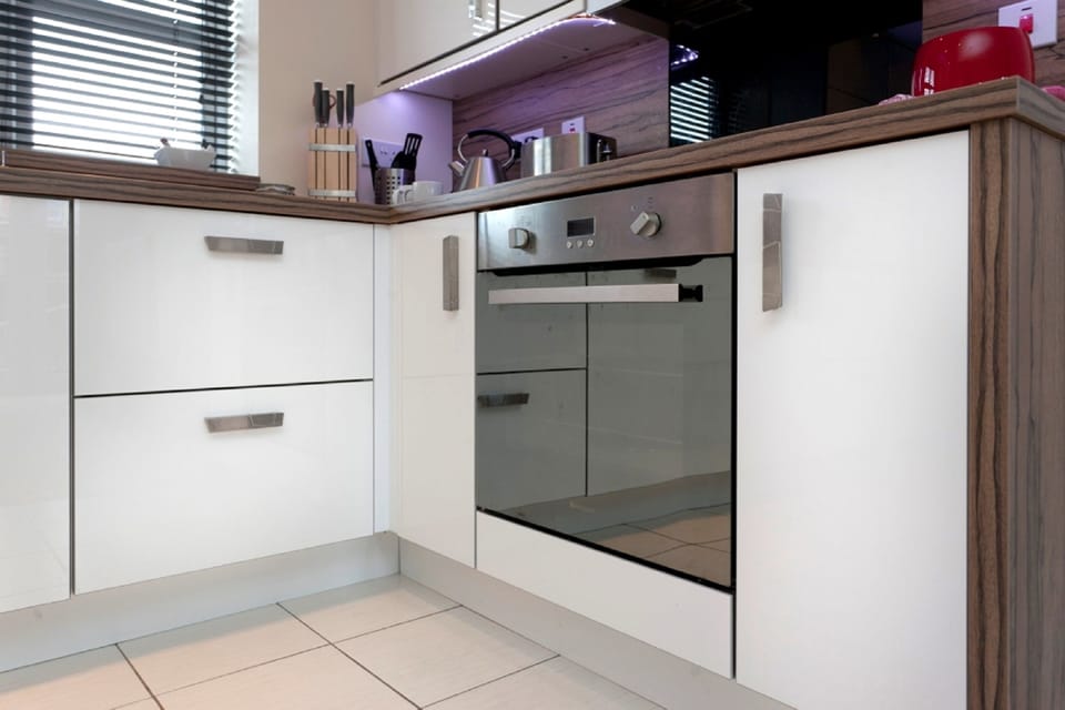 Apartment, 2 Bedrooms | Private kitchen | Fridge, microwave, oven, stovetop