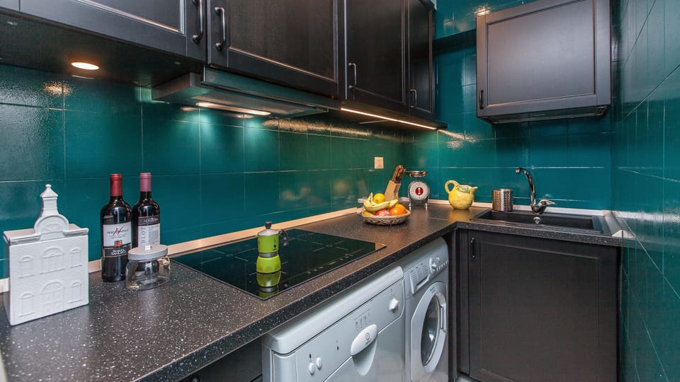 Studio Suite | Private kitchen | Full-size fridge, microwave, stovetop, dishwasher