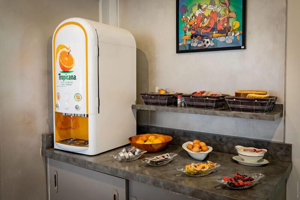 Daily continental breakfast (EUR 9.00 per person)