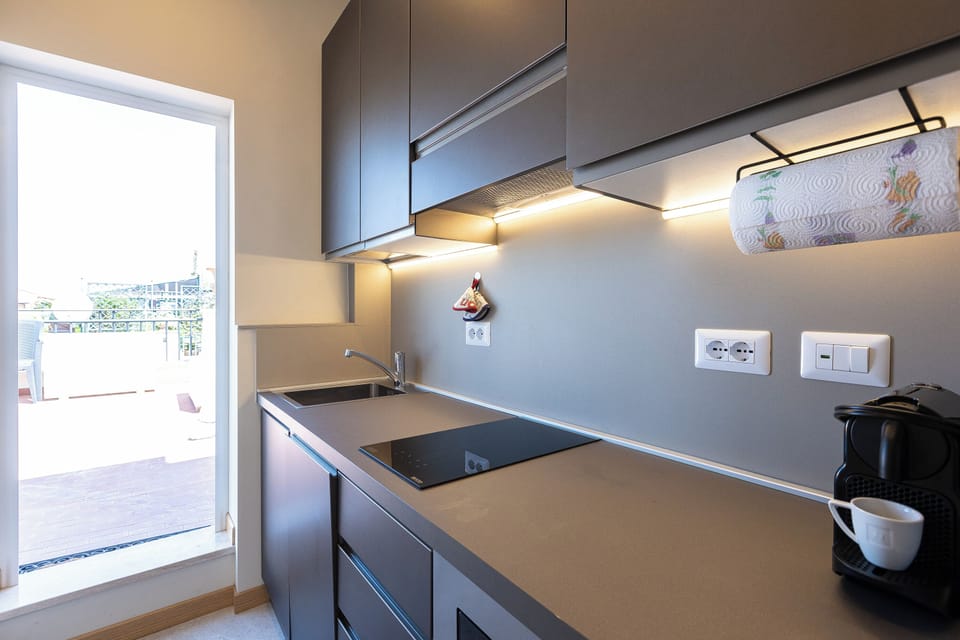 Fridge, microwave, stovetop, coffee/tea maker