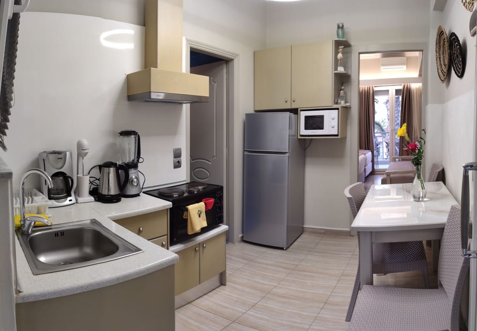 Full-size fridge, microwave, oven, stovetop