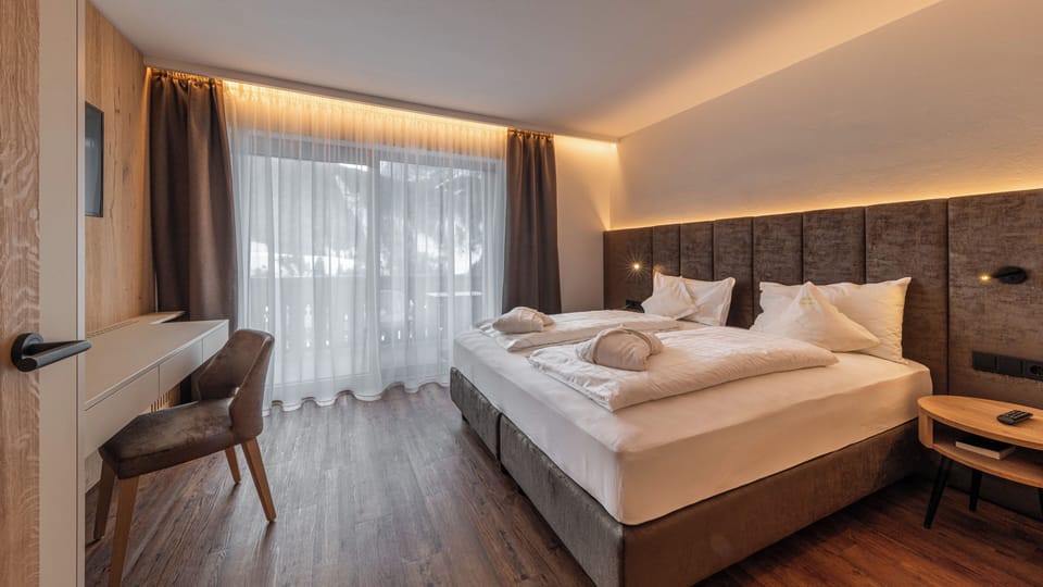 Superior Suite, 1 Bedroom | Premium bedding, minibar, in-room safe, desk