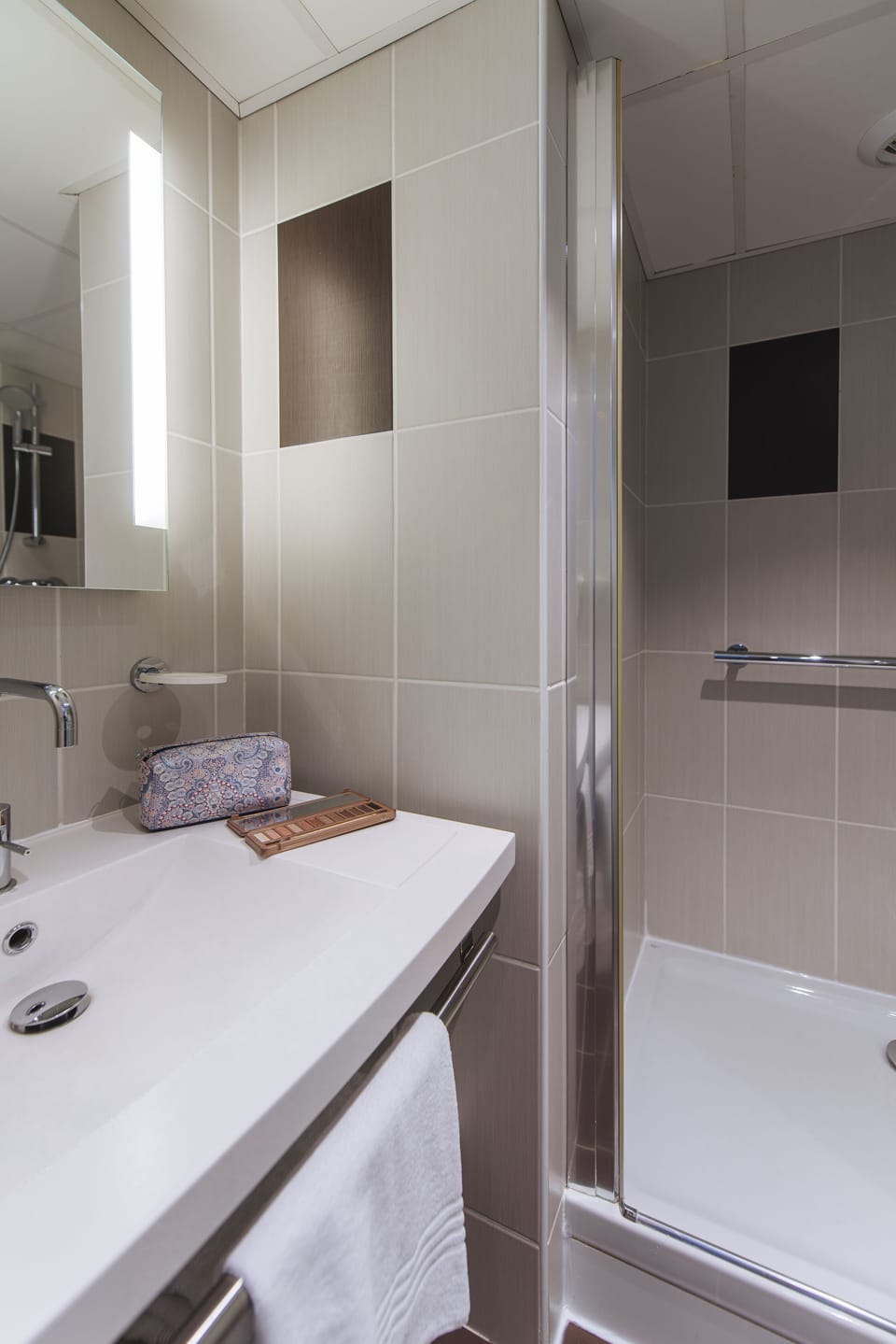 Standard Twin Room, 2 Twin Beds | Bathroom sink