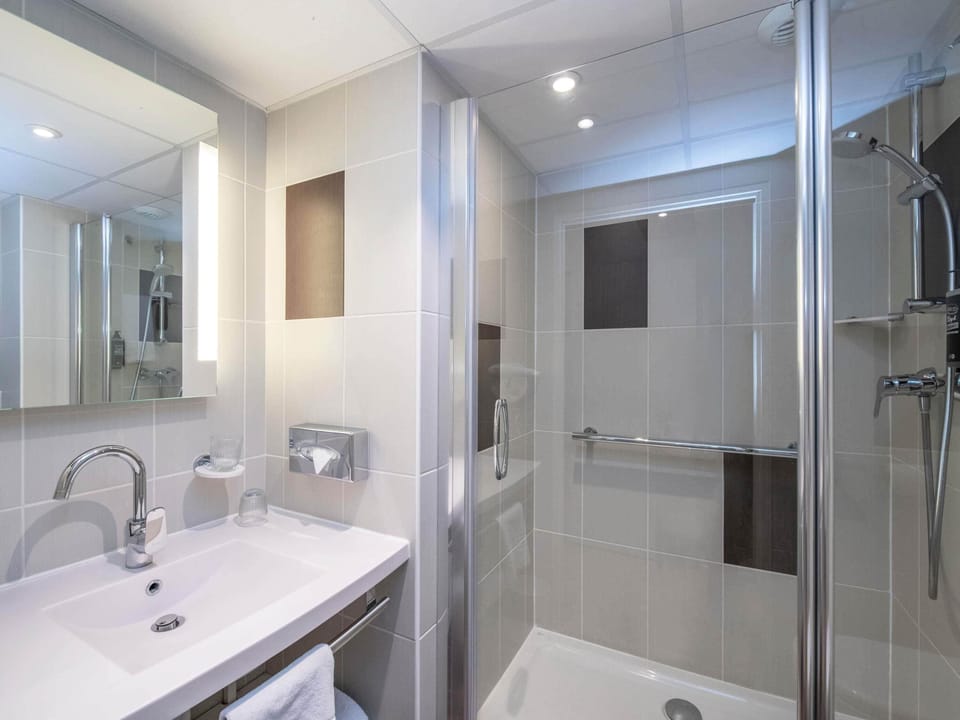 Premium bedding, in-room safe, desk, blackout drapes