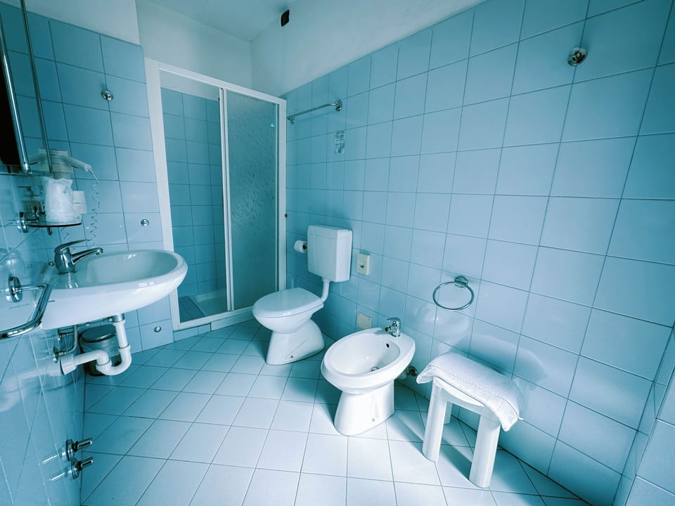 Shower, rainfall showerhead, free toiletries, hair dryer