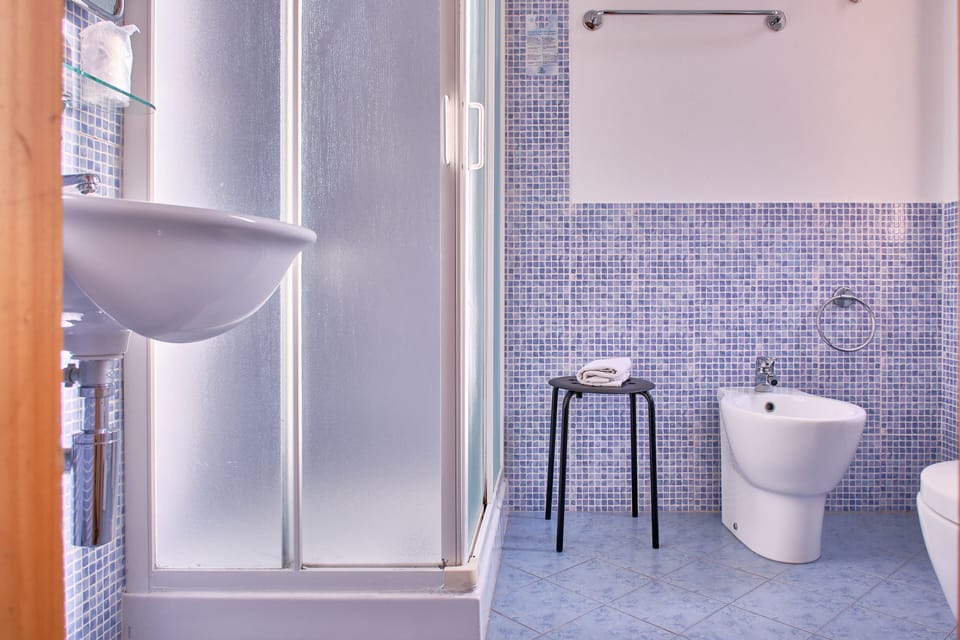 Shower, rainfall showerhead, free toiletries, hair dryer