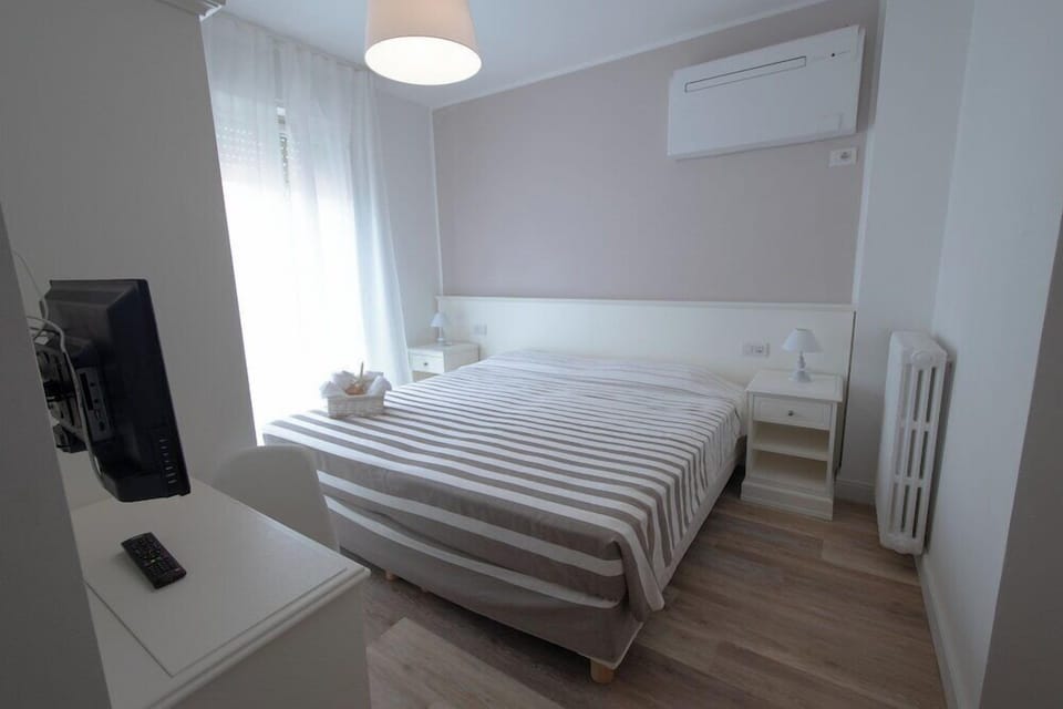 Cribs/infant beds