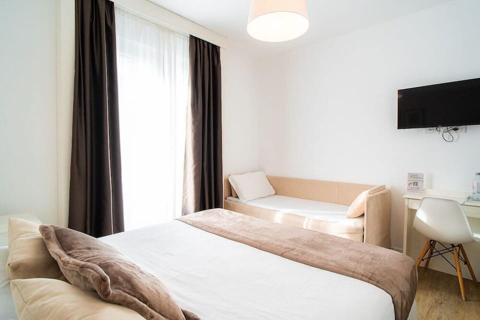 Cribs/infant beds