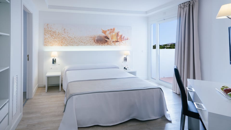 In-room safe, desk, free WiFi, bed sheets