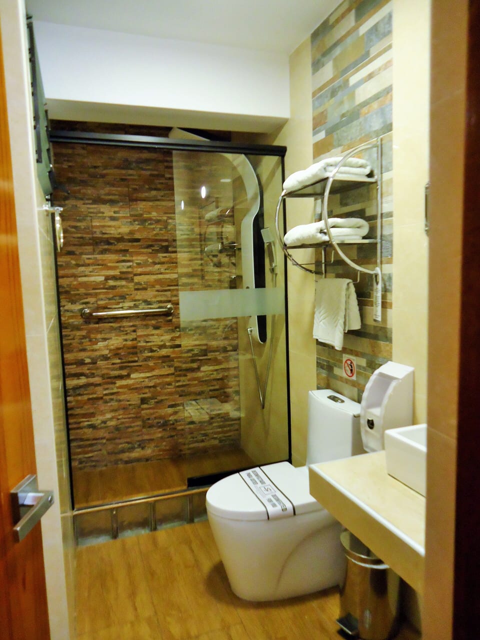 Junior Suite, 1 King Bed | Bathroom | Shower, rainfall showerhead, free toiletries, hair dryer