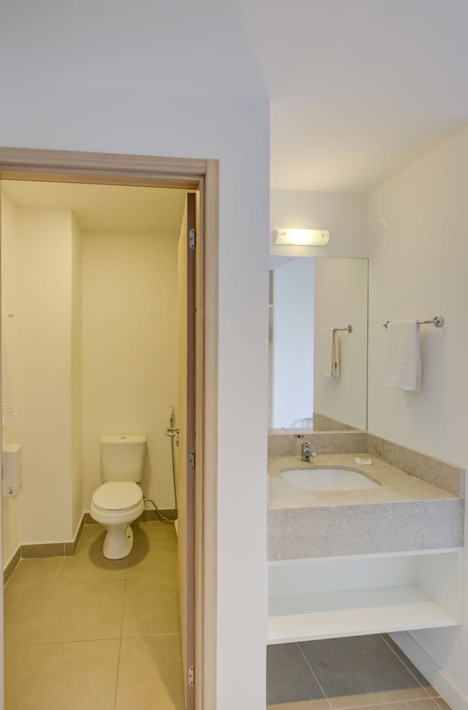Standard Twin Room | Bathroom | Shower, free toiletries, hair dryer, towels