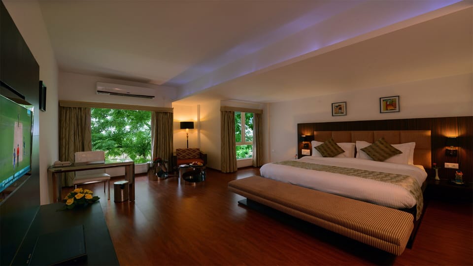 Deluxe Room | 1 bedroom, in-room safe, desk, laptop workspace