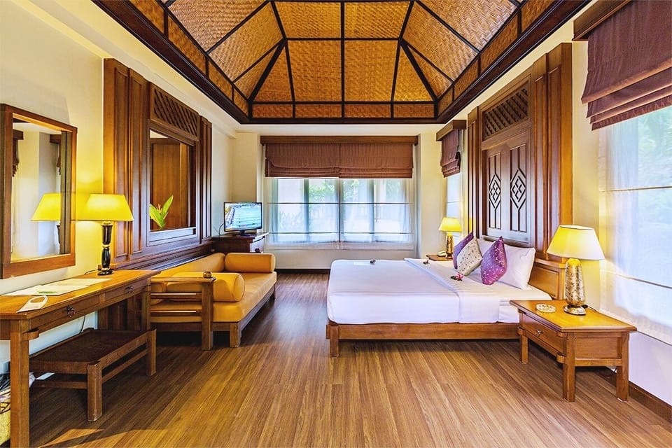 Deluxe Bungalow | Minibar, in-room safe, desk, cribs (free)
