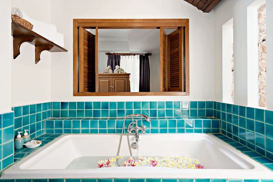Grand Deluxe Bungalow | Bathroom | Combined shower/tub, free toiletries, hair dryer, towels
