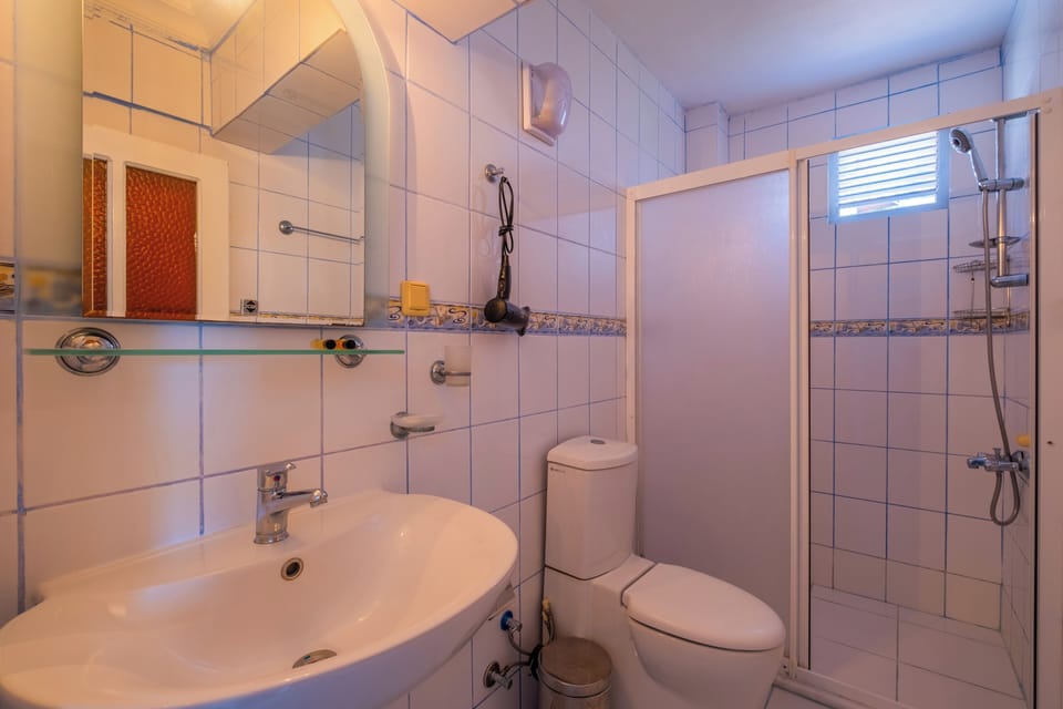 Family Triple Room | Desk, WiFi (free), bed sheets