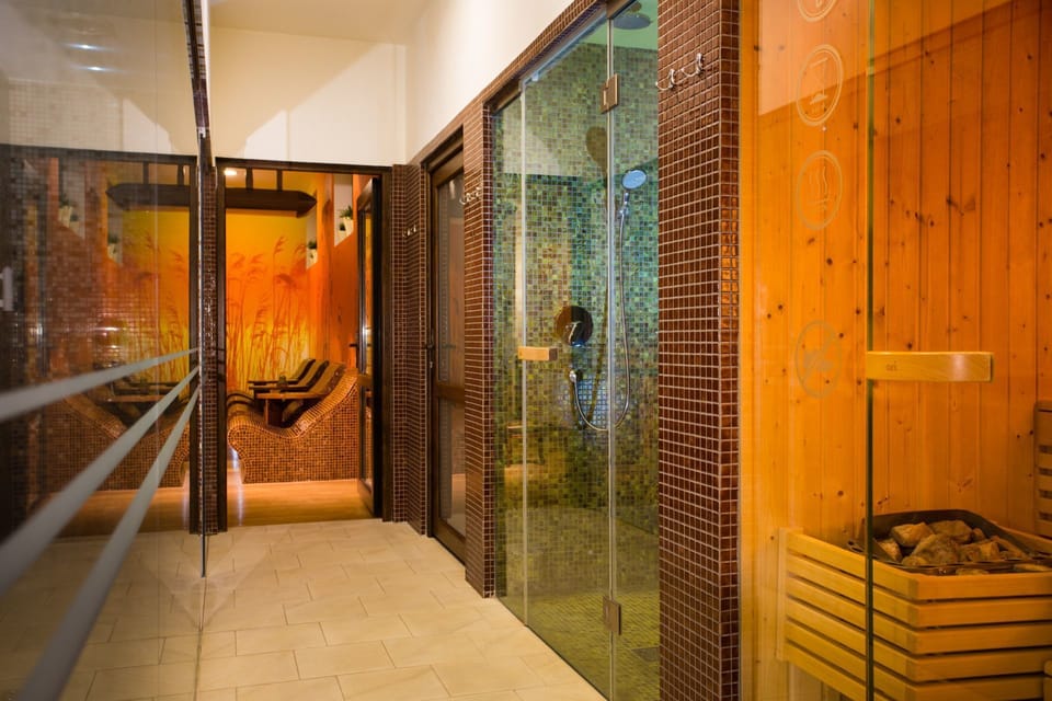 Couples treatment rooms, body treatments, hydrotherapy