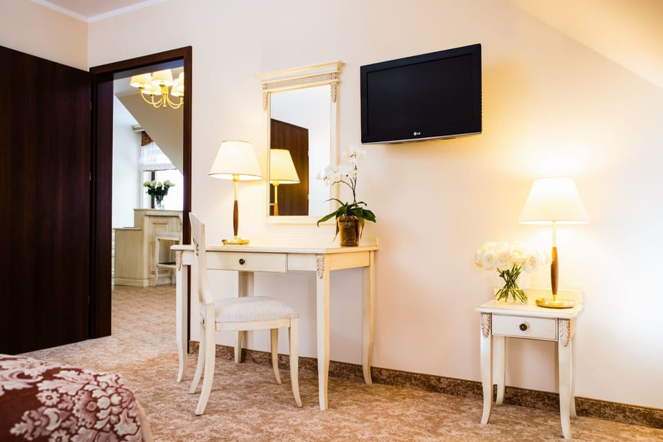 Apartment, 1 Bedroom | Living room | TV