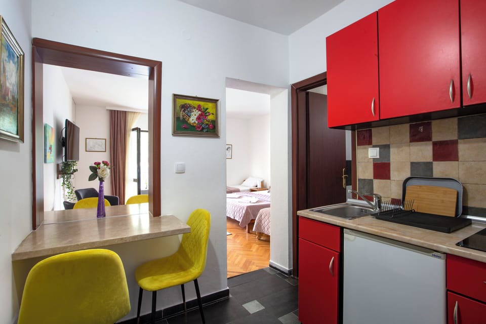 Apartment, Balcony, Sea View (1 Bedroom, 4 adults) | Private kitchen | Fridge, electric kettle, cookware/dishes/utensils