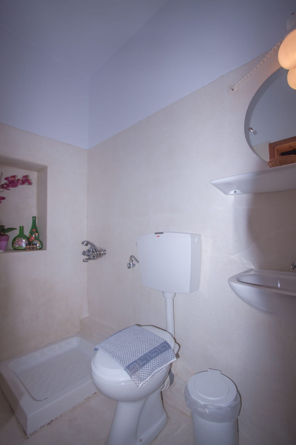 Shower, rainfall showerhead, free toiletries, hair dryer