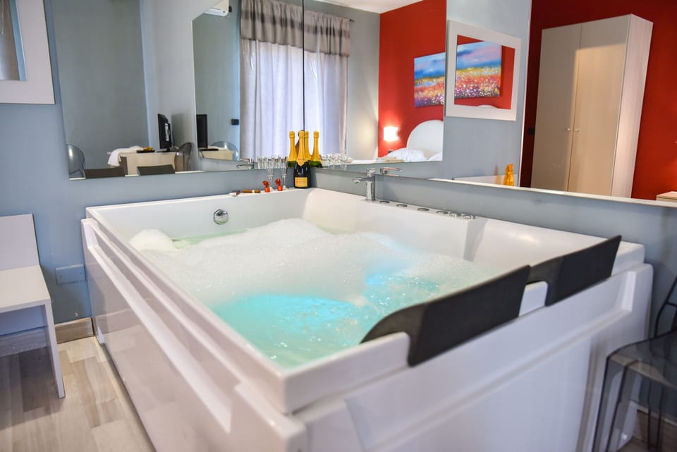 Deluxe Double Room, Jetted Tub | Cribs/infant beds, free WiFi, bed sheets