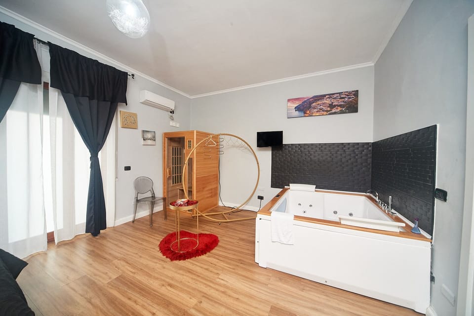 Camera Luxury con Vasca Idromassaggio e Sauna Norvegese | Cribs (surcharge), WiFi (free), bed sheets
