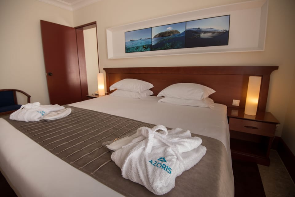 Deluxe Suite, Sea View | Minibar, in-room safe, desk, free WiFi