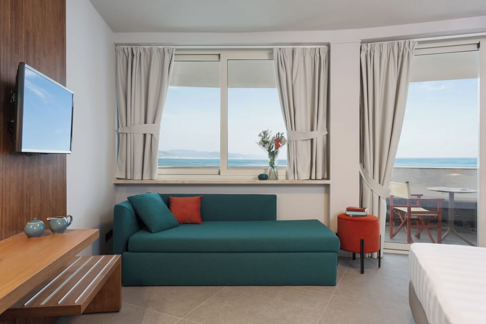 Quadruple Room | In-room safe, desk, free WiFi, bed sheets