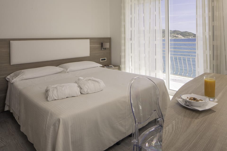 In-room safe, desk, free WiFi, bed sheets