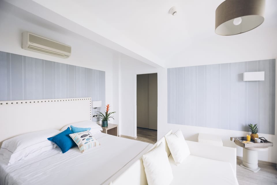 Comfort Triple Room | In-room safe, desk, free WiFi, bed sheets