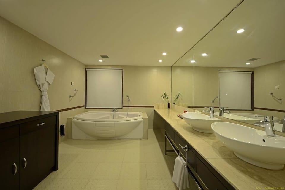 Suite, Lake View, Lakeside | Bathroom | Shower, free toiletries, towels