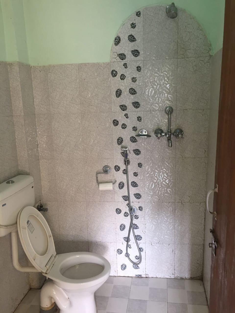 Shower, rainfall showerhead, free toiletries, slippers