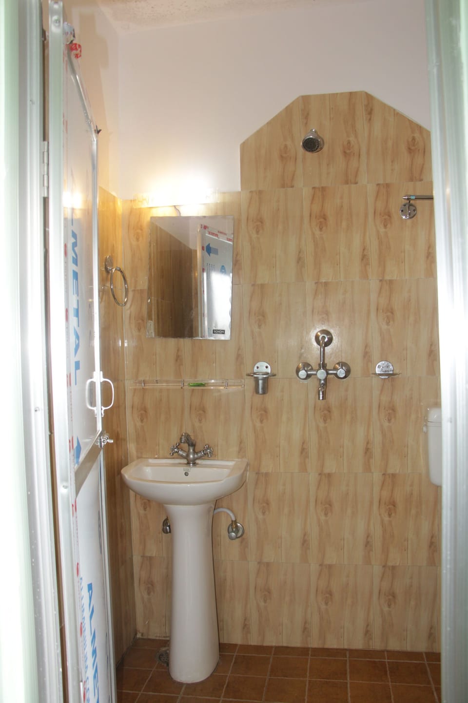 Economy Triple Room | Bathroom | Shower, rainfall showerhead, free toiletries, slippers