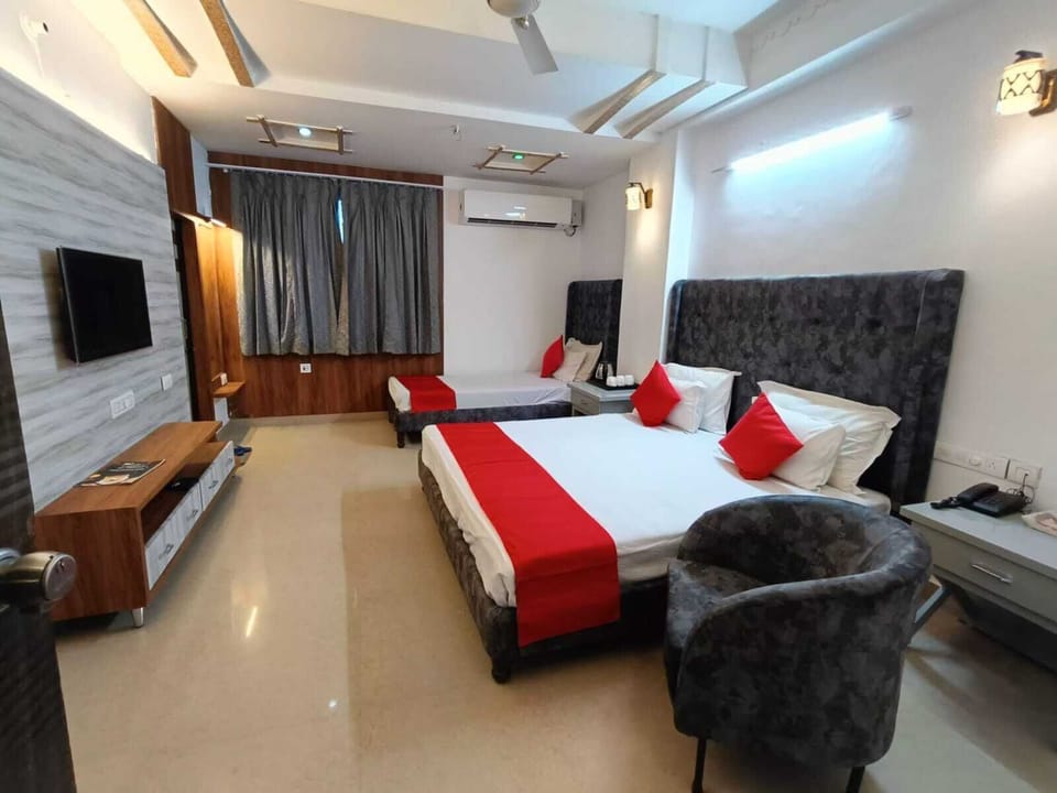 Executive Triple Room | Living area | LED TV, offices
