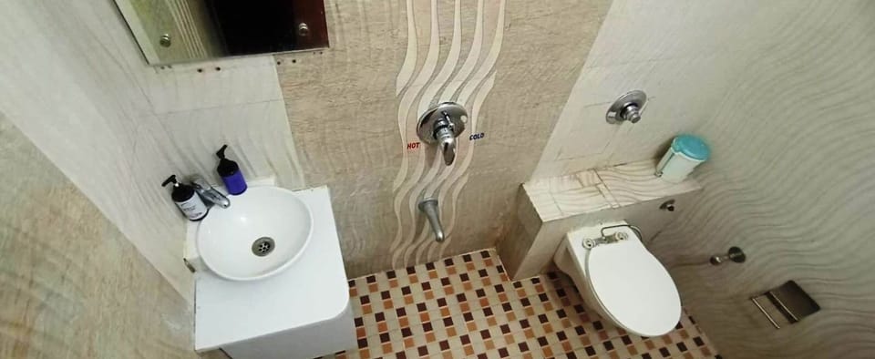 Shower, rainfall showerhead, free toiletries, bathrobes