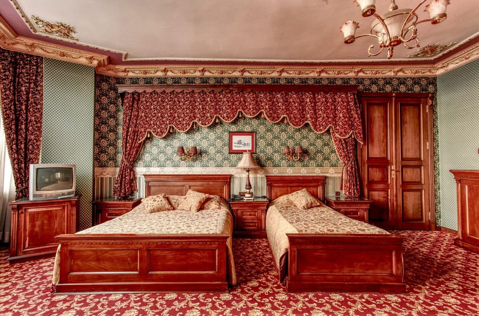 Room (Orient Express) | In-room safe, desk, iron/ironing board, free cribs/infant beds
