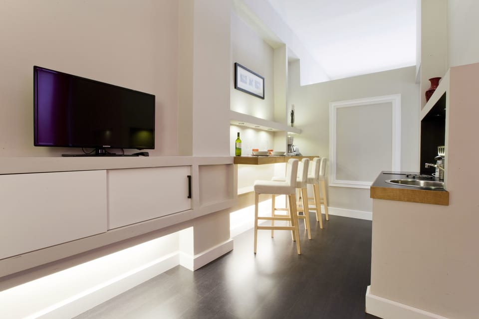 Junior Suite | Living area | 30-inch flat-screen TV with satellite channels, TV